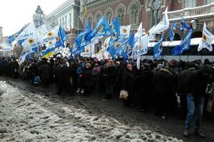 По информации СМИ, люди стоят и не выкрикивают никаких лозунгов