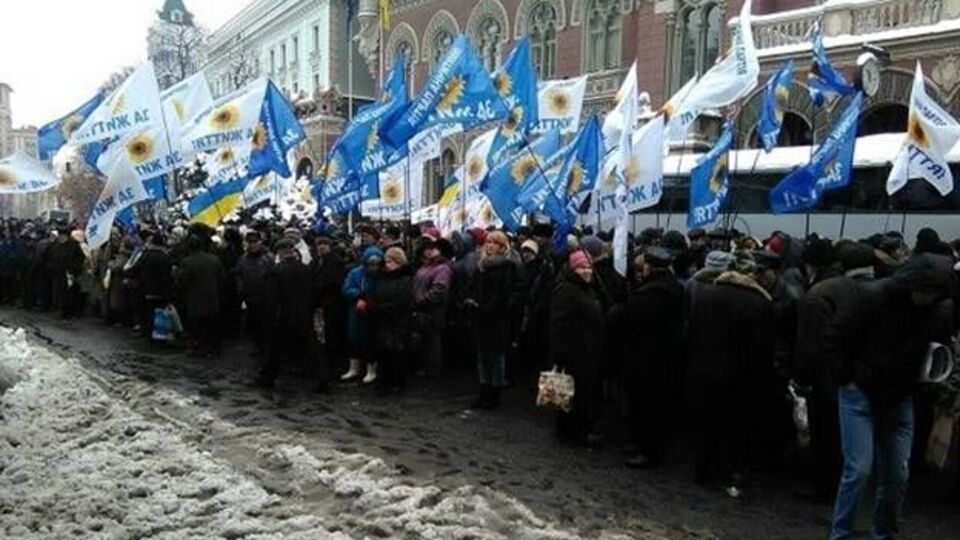 По информации СМИ, люди стоят и не выкрикивают никаких лозунгов