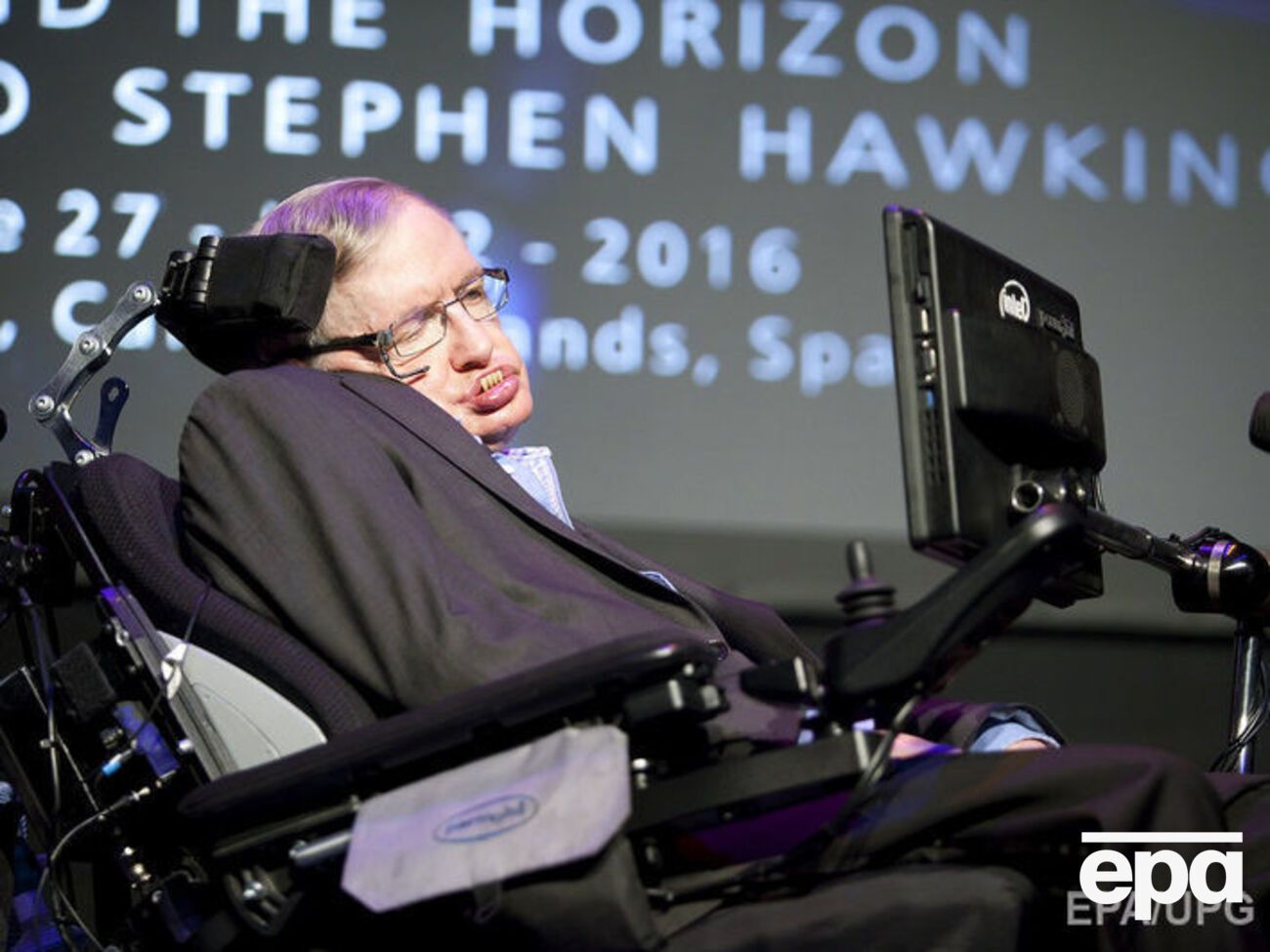 Хокинг призвал человечество покинуть планету