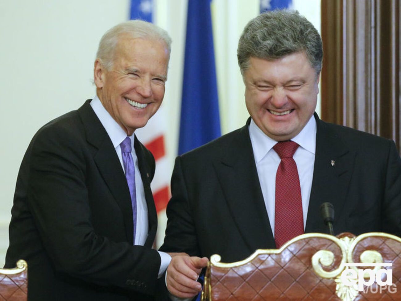 Байден и Порошенко поговорили о выполнении Россией Минских договоренностей