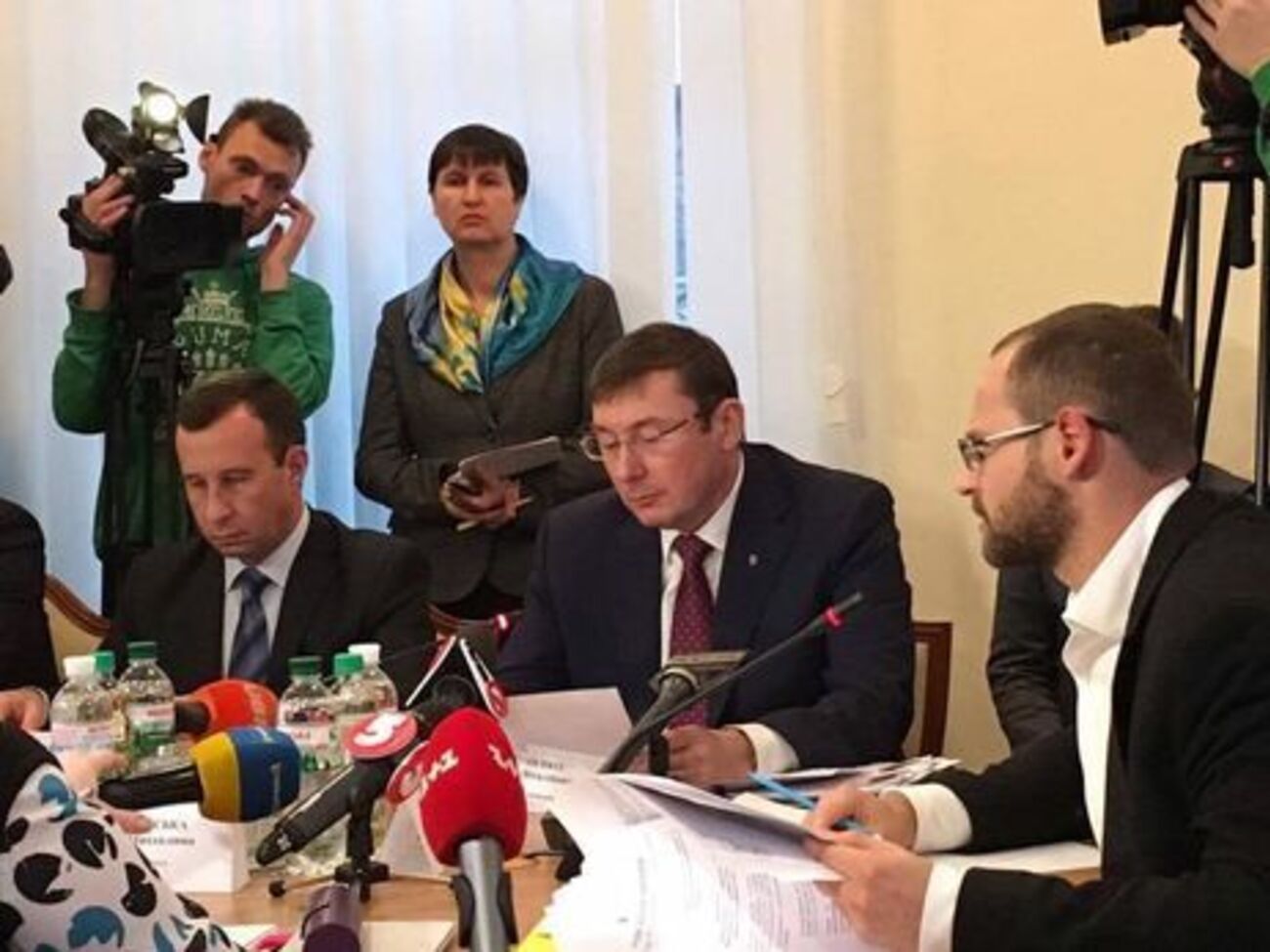 Луценко заявил, что в вопросе лишения Новинского неприкосновенности будет действовать в рамках закона