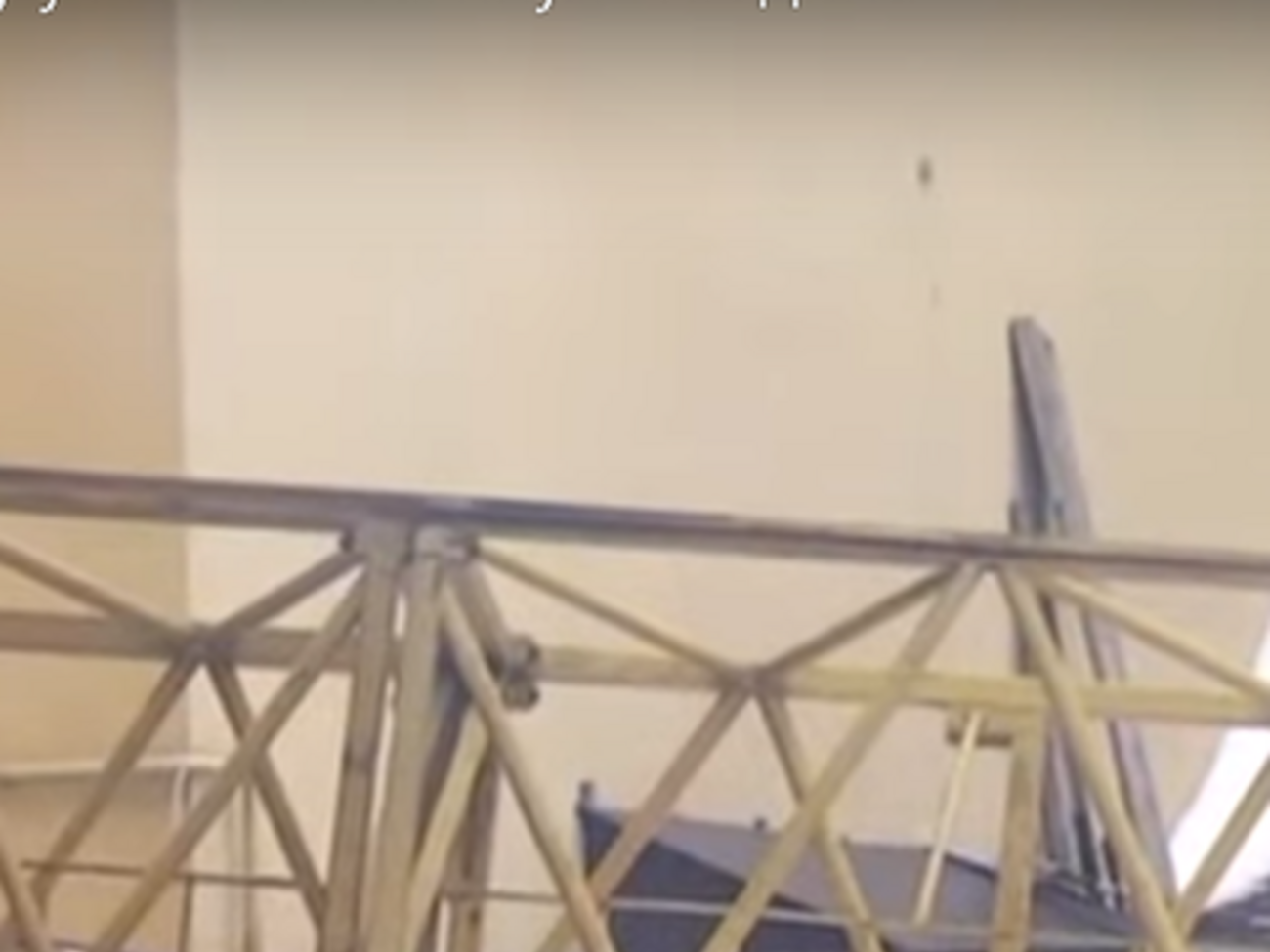 На новостройке упал кран