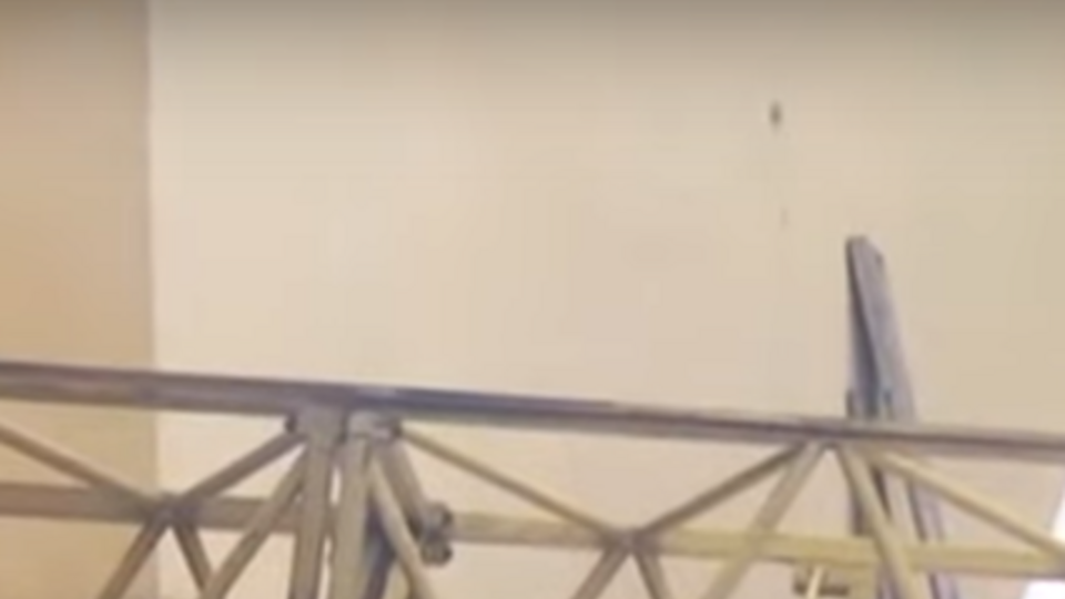 На новостройке упал кран