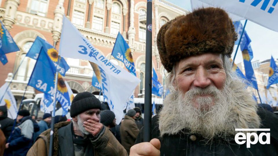 Протестующие на митинге под зданием НБУ в Киеве 15 ноября