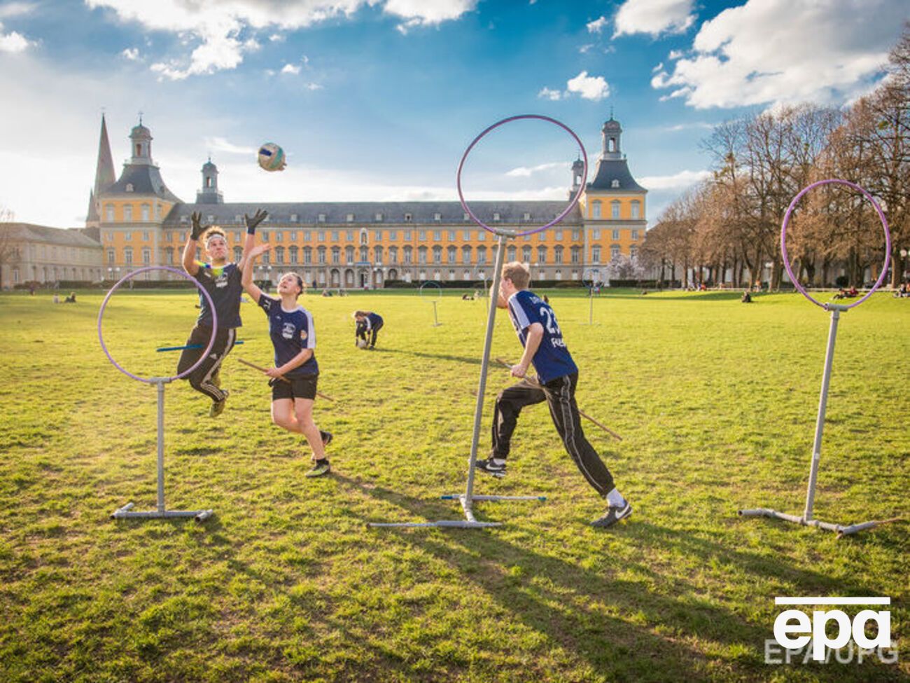 Каждая команда состоит из 21 игрока с метлами