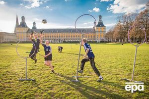 Каждая команда состоит из 21 игрока с метлами