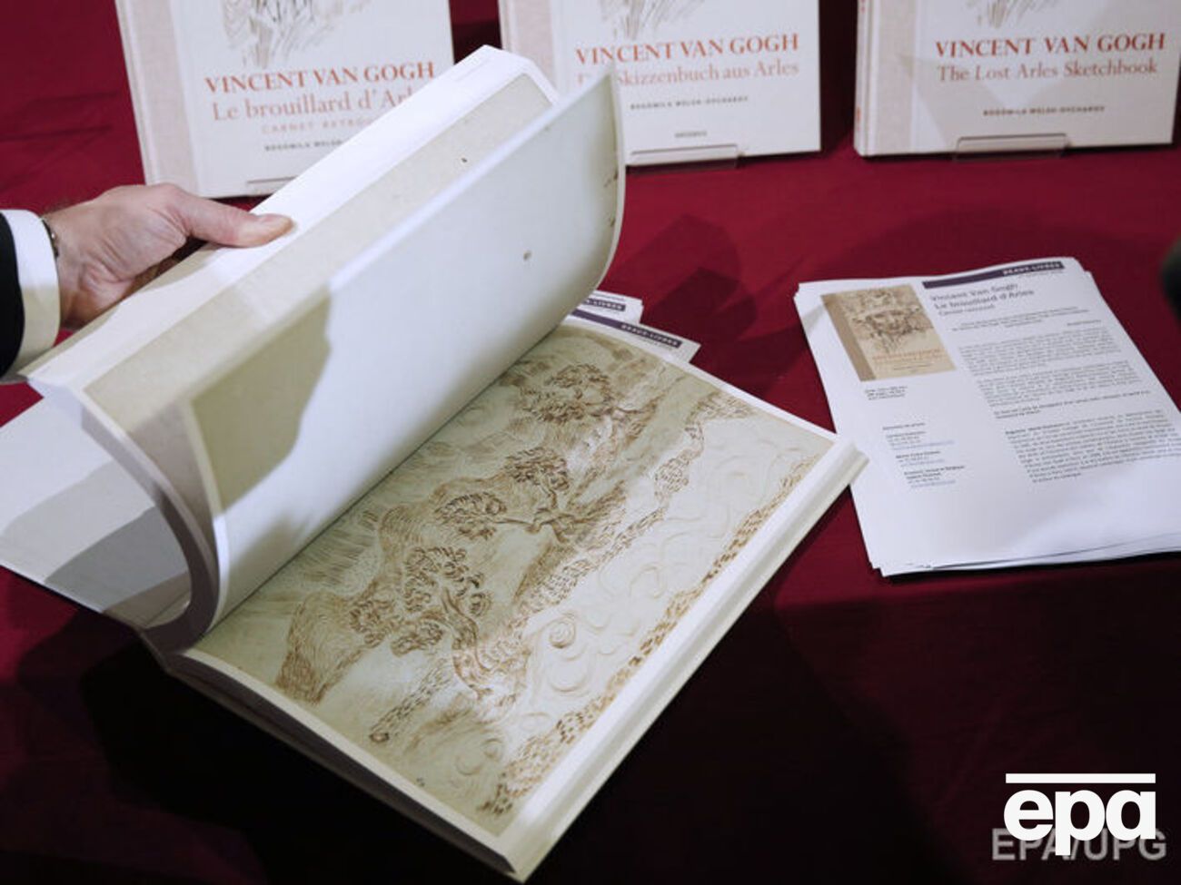 Альбом рисунков Ван Гога прованского периода издали в виде книги