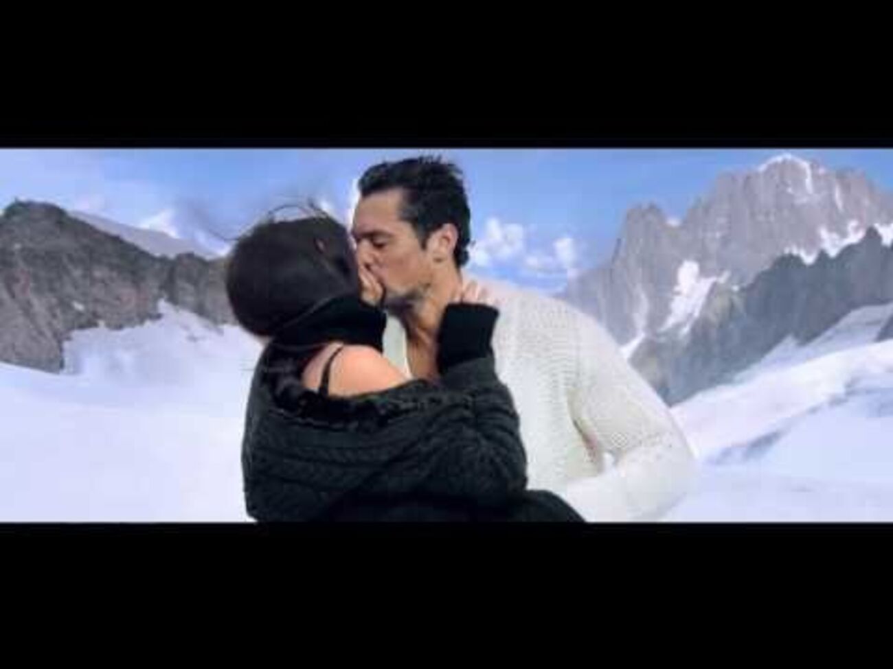 Балти и Ганди сыграли женщину и мужчину, которых охватила страсть