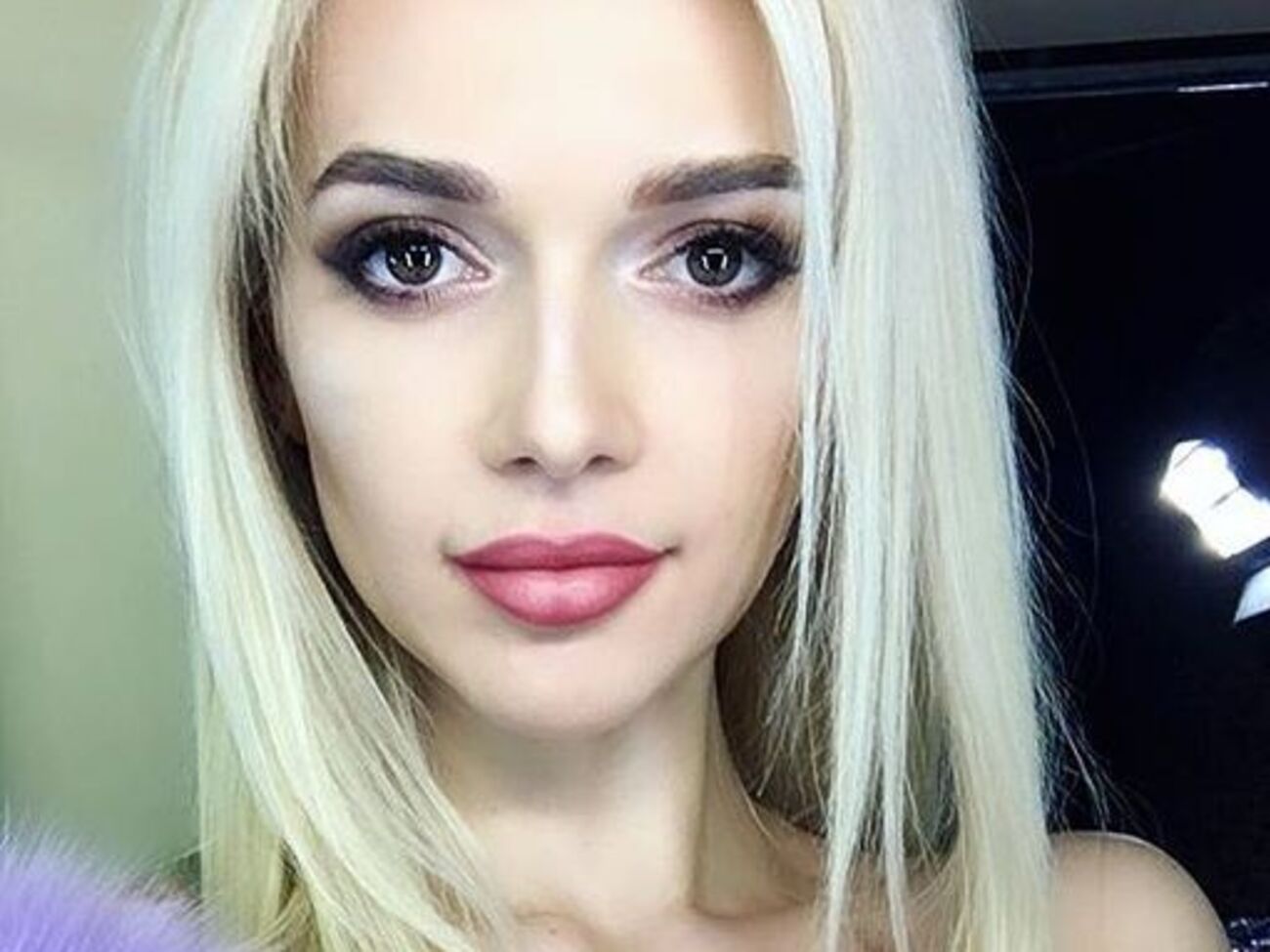 Герцег позировала в белом платье