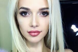 Герцег позировала в белом платье