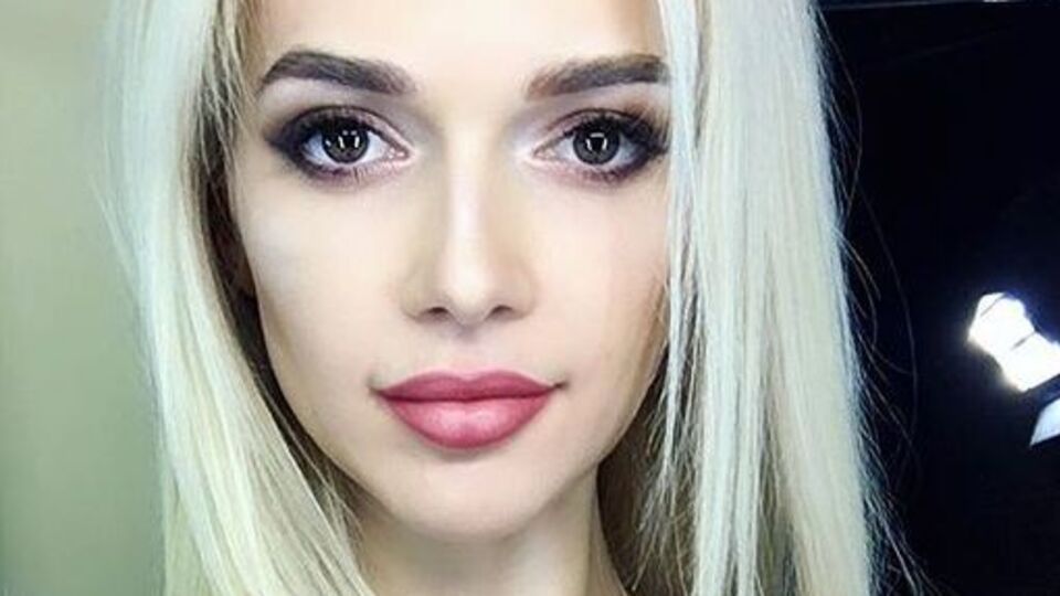 Герцег позировала в белом платье