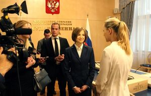 Поклонская (на фото слева) выразила надежду, что в скором будущем появится вино, произведенное совместно российскими и французскими виноделами в оккупированном Крыму