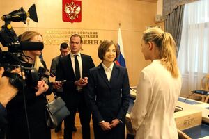 Поклонская (на фото слева) выразила надежду, что в скором будущем появится вино, произведенное совместно российскими и французскими виноделами в оккупированном Крыму