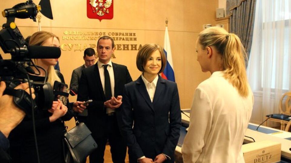 Поклонская (на фото слева) выразила надежду, что в скором будущем появится вино, произведенное совместно российскими и французскими виноделами в оккупированном Крыму