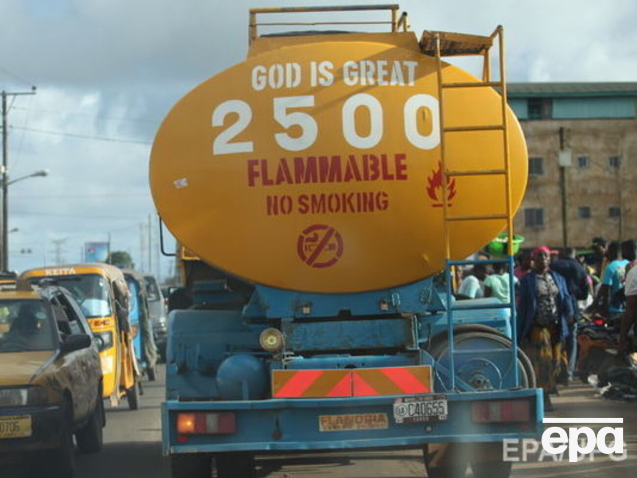 Бензовоз ехал из портового города Бейра (Мозамбик) в Малави