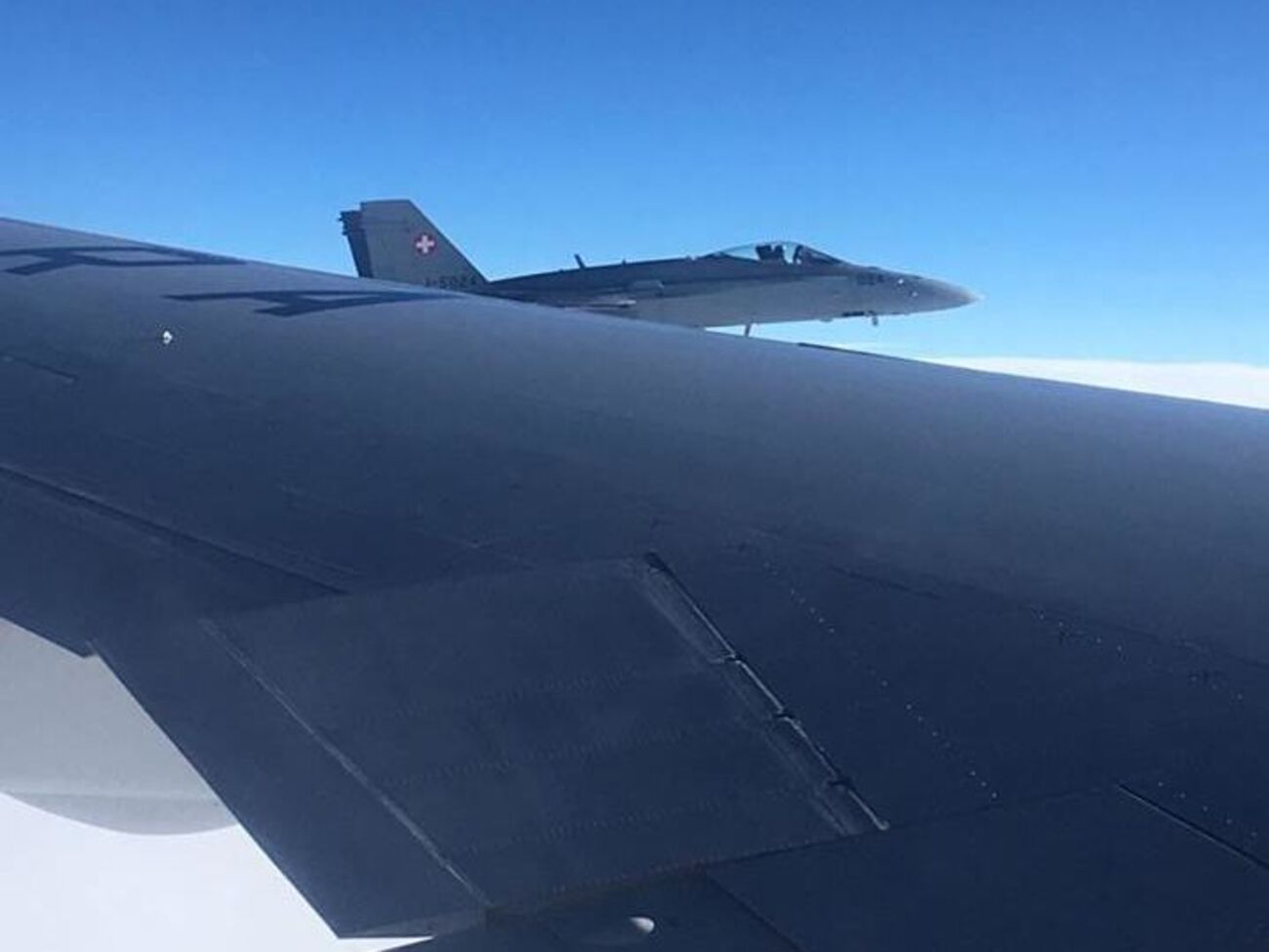 Швейцарский истребитель приблизился к самолету с российскими журналистами