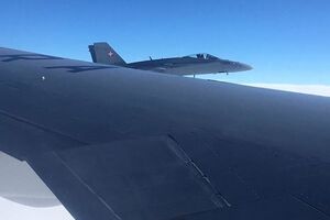 Швейцарский истребитель приблизился к самолету с российскими журналистами