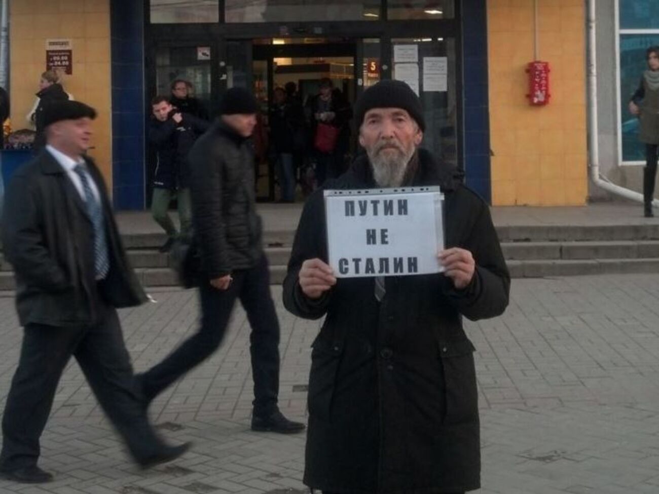 В оккупированном Симферополе мужчина вышел на одиночный пикет против установки памятника Путину&nbsp;&nbsp;