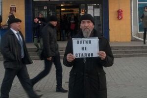 В оккупированном Симферополе мужчина вышел на одиночный пикет против установки памятника Путину