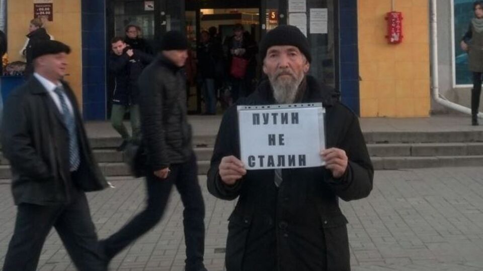 В оккупированном Симферополе мужчина вышел на одиночный пикет против установки памятника Путину