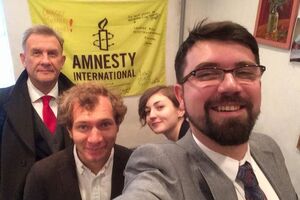 Никитин (на фото крайний слева): В ходе переговоров вместе с департаментом имущества Москвы пришли к выводу, что опечатывание офиса стало технической ошибкой
