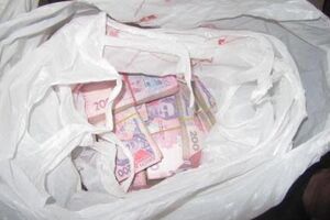 В пакете были купюры номиналом 200 гривен