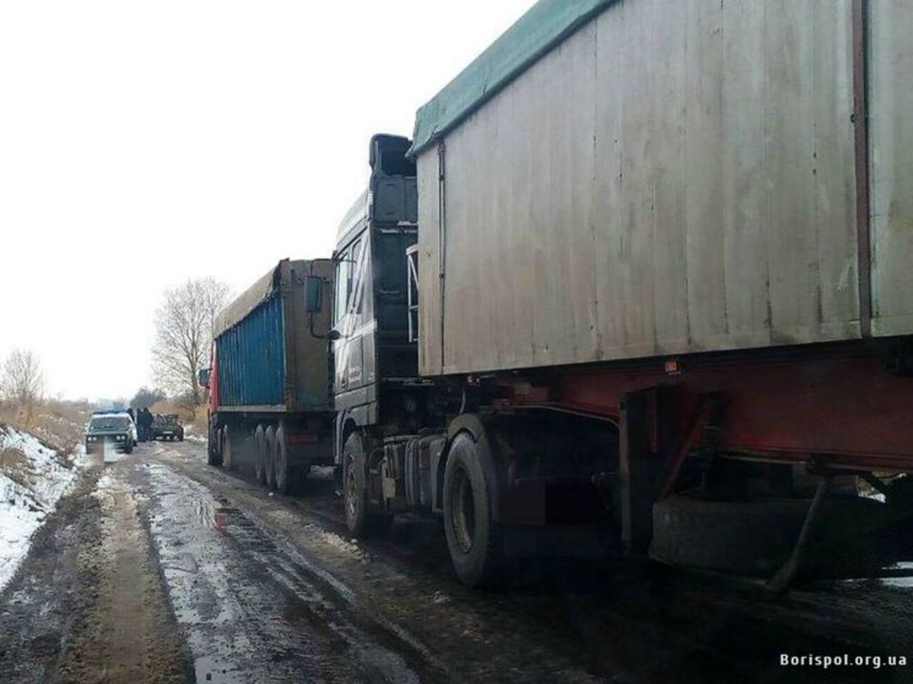 По информации портала, в результате общения с водителем одного из грузовиков выяснилось, что мусор привезли со львовской свалки