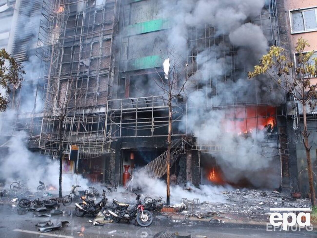 Пожар уничтожил караоке-бар в Ханое