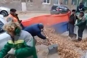Коммунальщики переносили опавшие листья во флаге РФ