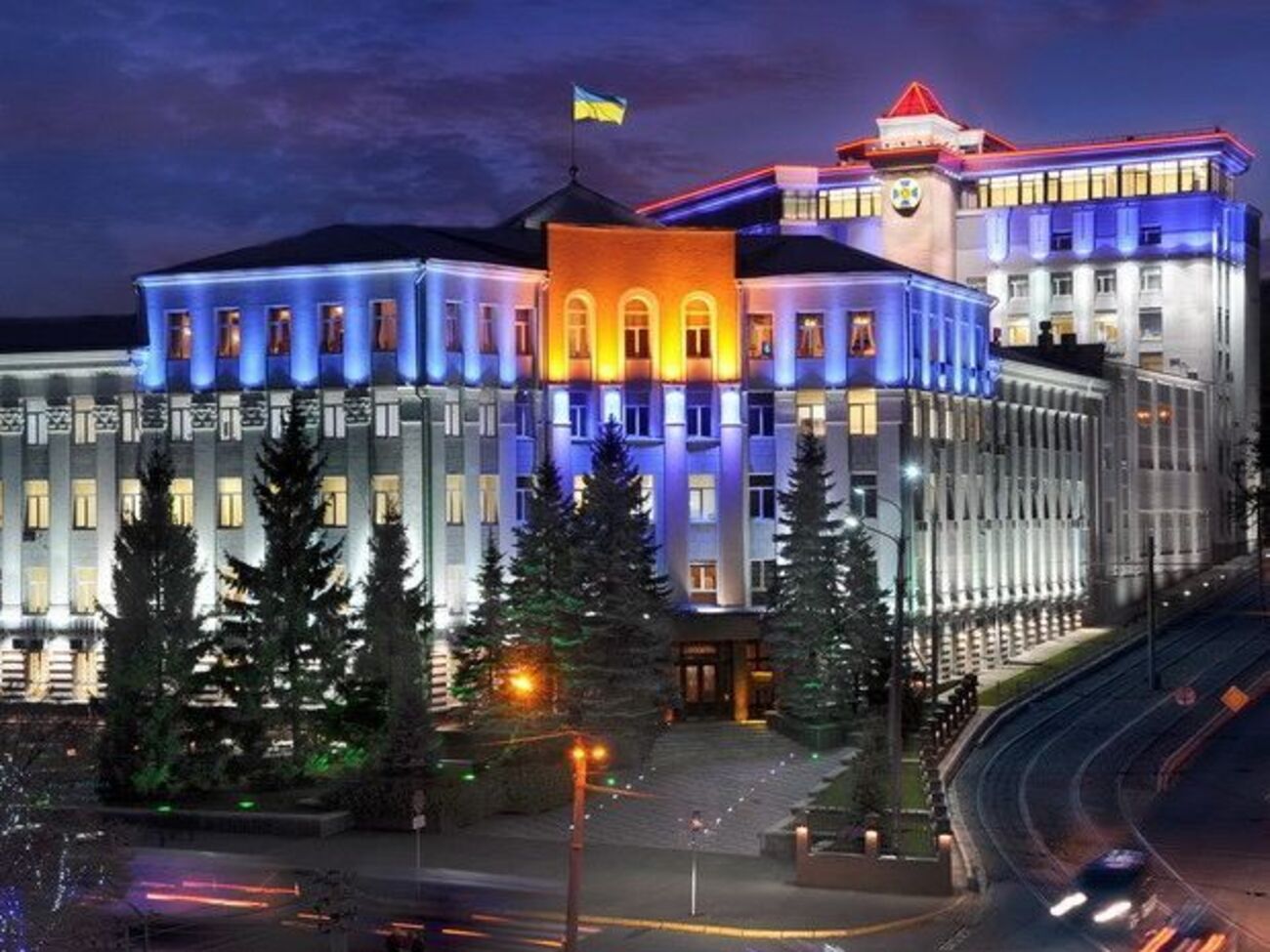 По информации СБУ, предприниматель и чиновники присвоили 50 млн грн из 300 млн грн, выделенных на строительство дорог