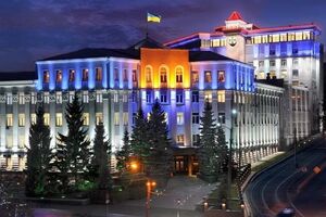 По информации СБУ, предприниматель и чиновники присвоили 50 млн грн из 300 млн грн, выделенных на строительство дорог