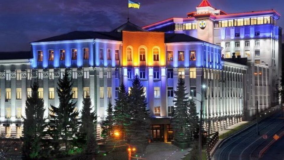 По информации СБУ, предприниматель и чиновники присвоили 50 млн грн из 300 млн грн, выделенных на строительство дорог