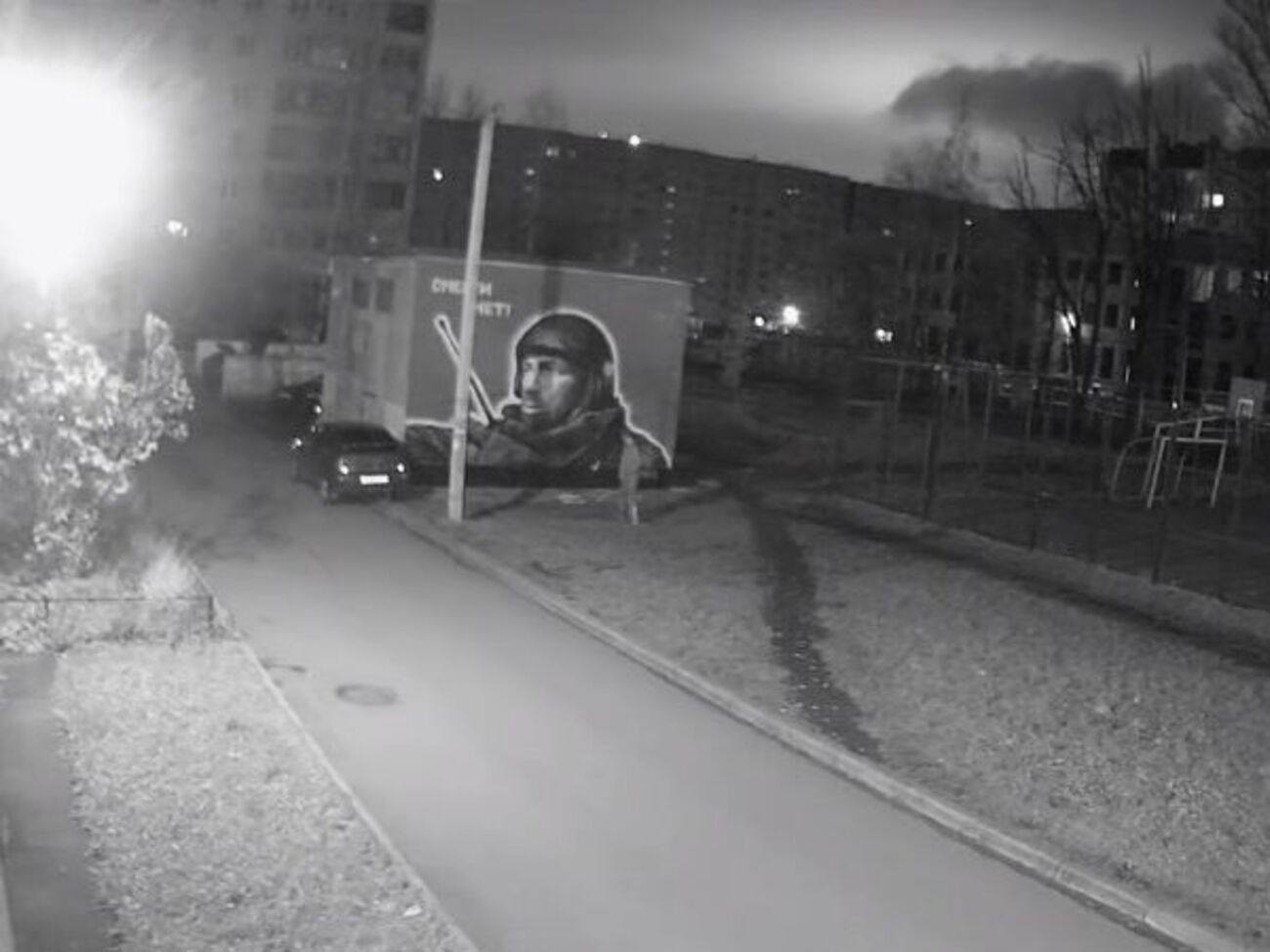 Неизвестный бросил емкость с краской в портрет боевика