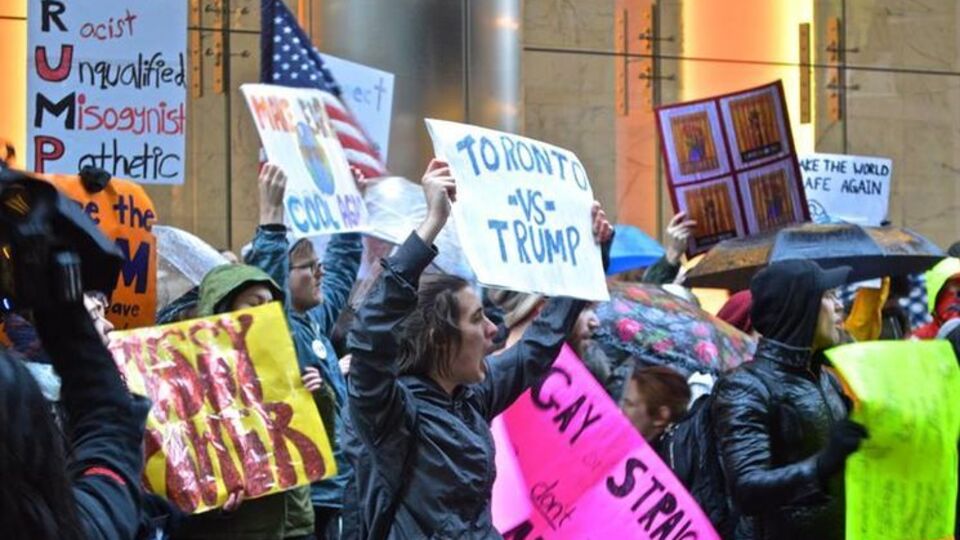 В Торонто прошел массовый митинг против избранного президента США Дональда Трампа