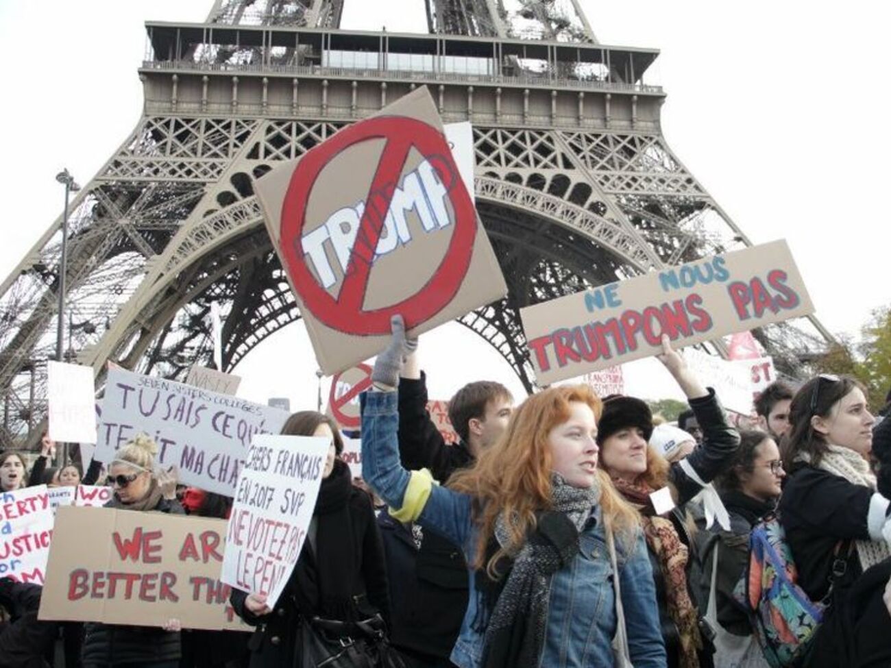 Протестующие обвиняли Трампа в расизме и сексизме