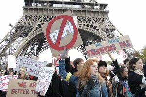 Протестующие обвиняли Трампа в расизме и сексизме