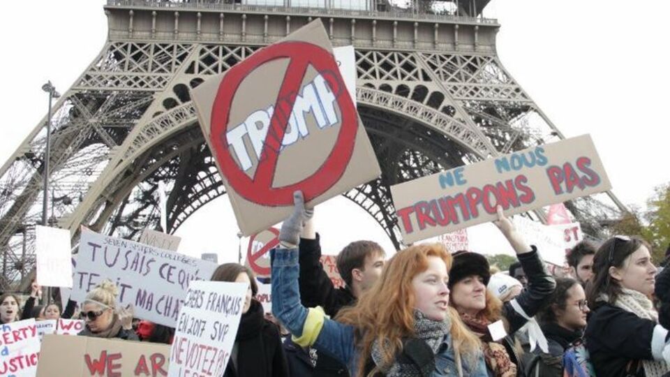 Протестующие обвиняли Трампа в расизме и сексизме