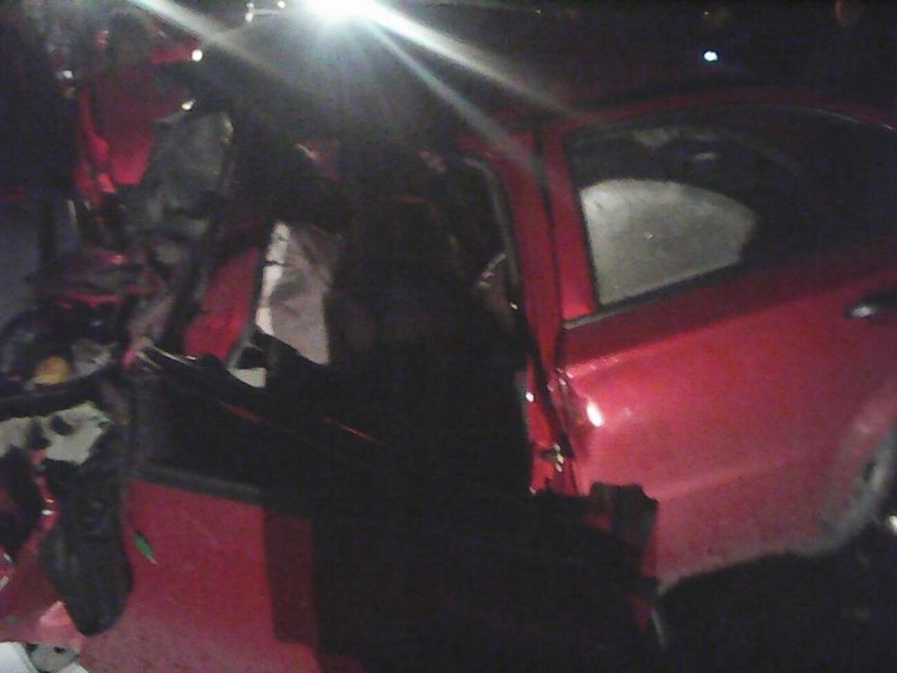 Чтобы изъять погибших, спасатели срезали крышу легковушки