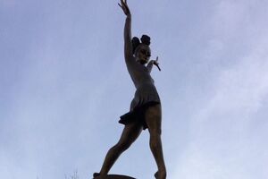 Идею создания памятника предложил муж балерины – композитор Родион Щедрин