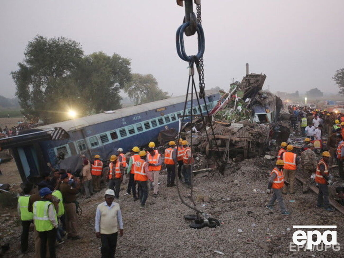 Спасатели продолжают разбирать обломки