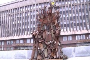 Идея создания железного трона принадлежит запорожскому дизайнеру и волонтеру Денису Буштецу