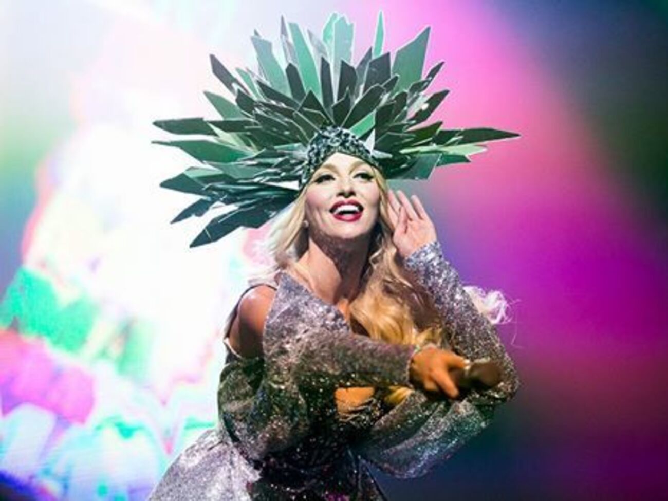 Полякова представила в рамках шоу яркие костюмы и головные уборы