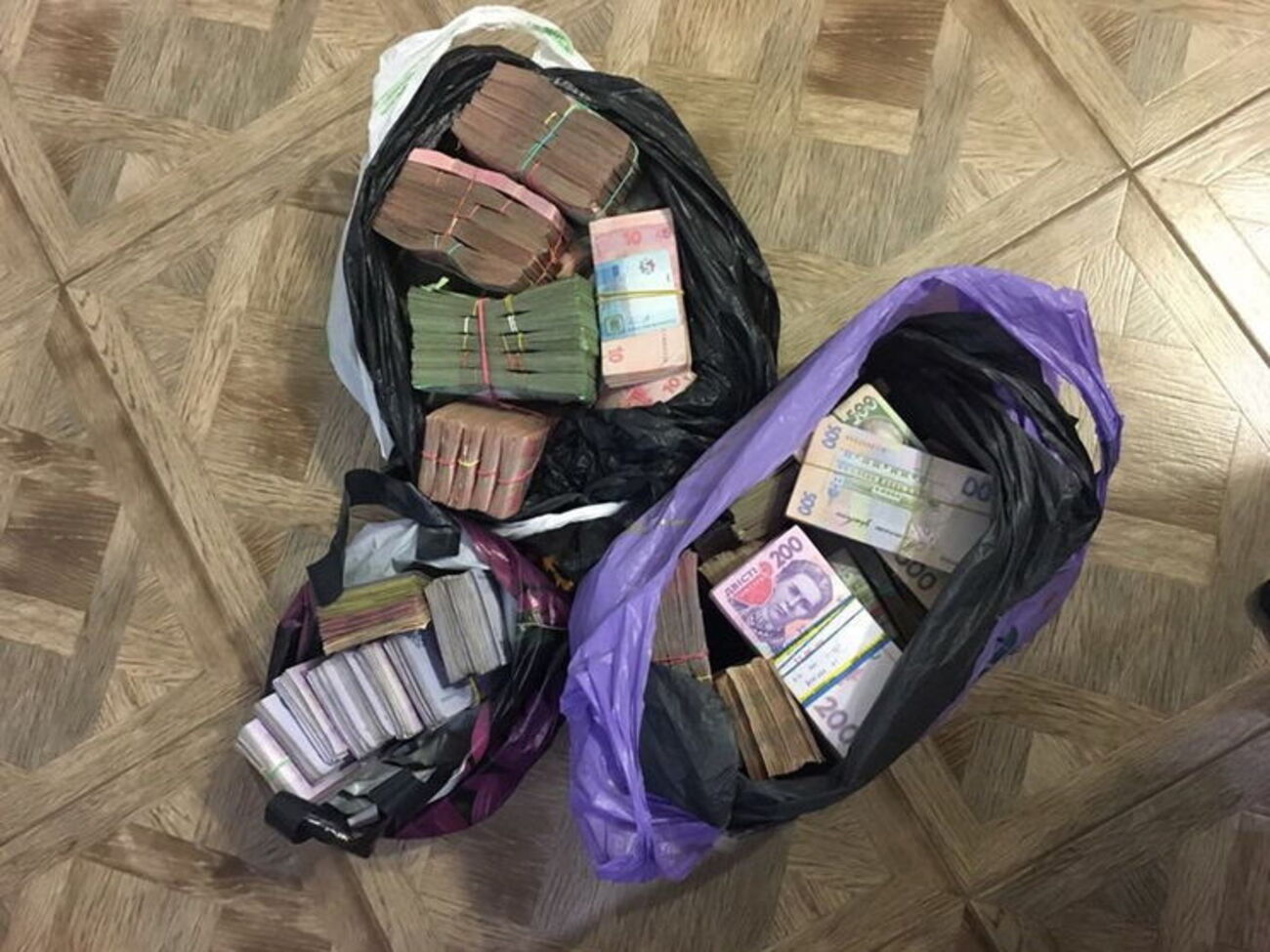 При обыске в конвертцентре СБУ обнаружила крупные суммы наличных