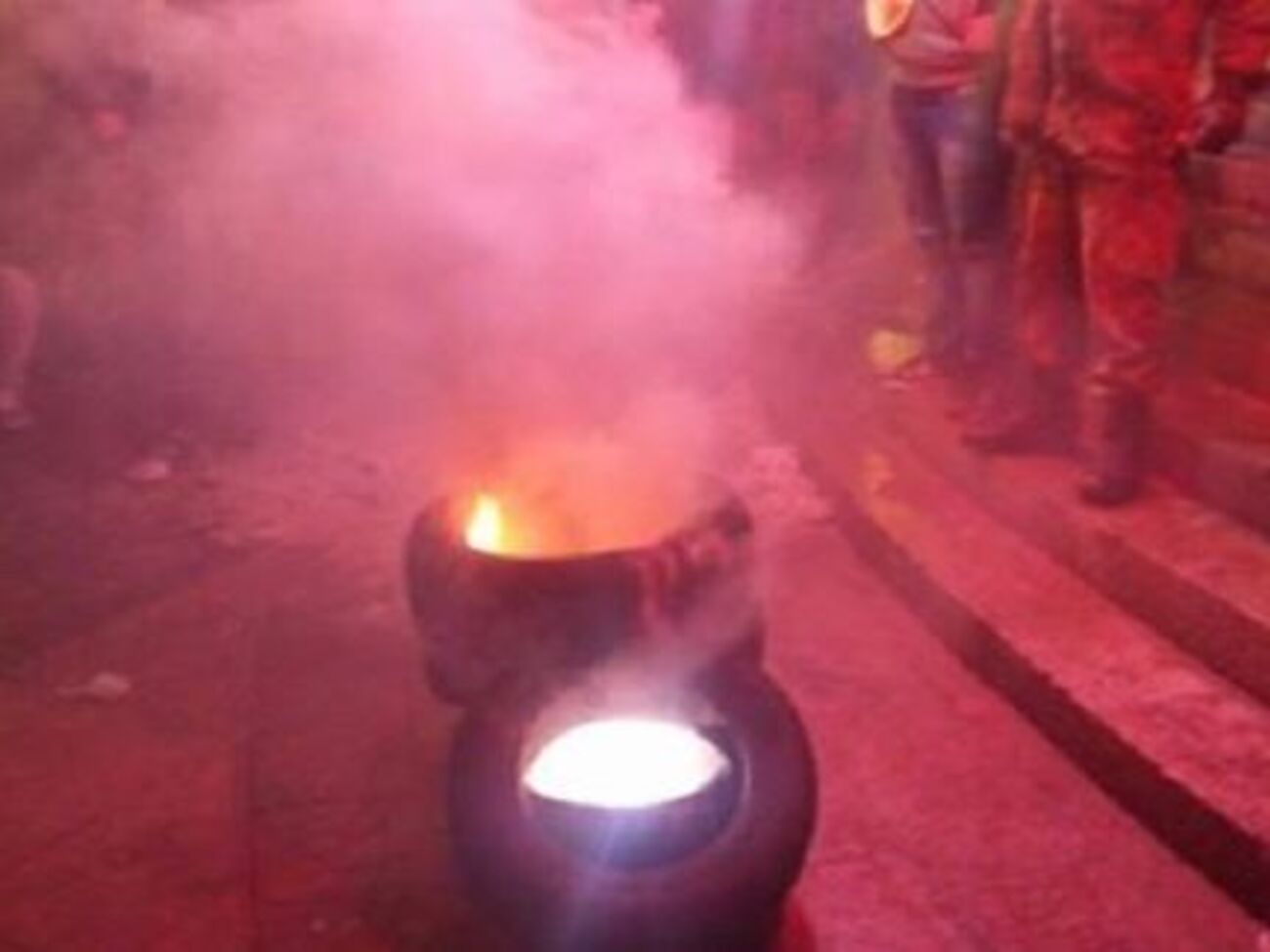 На Майдане горели шины