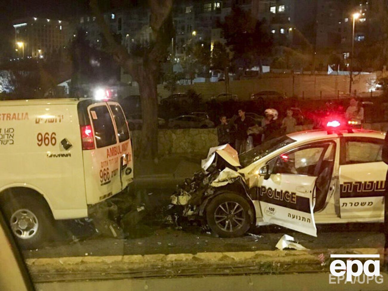 Разбитый полицейский автомобиль, который сопровождал кортеж