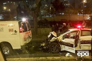 Разбитый полицейский автомобиль, который сопровождал кортеж