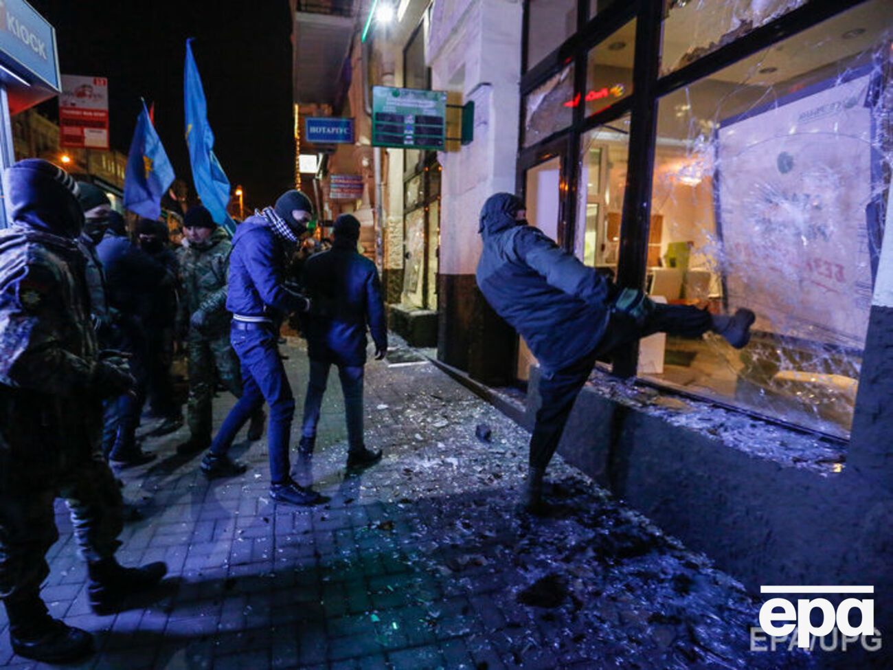 Националисты разгромили одно из столичных отделений "Сбербанка"