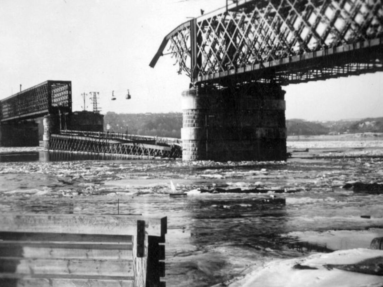 Разрушенный железнодорожный мост через Днепр. 1942 год