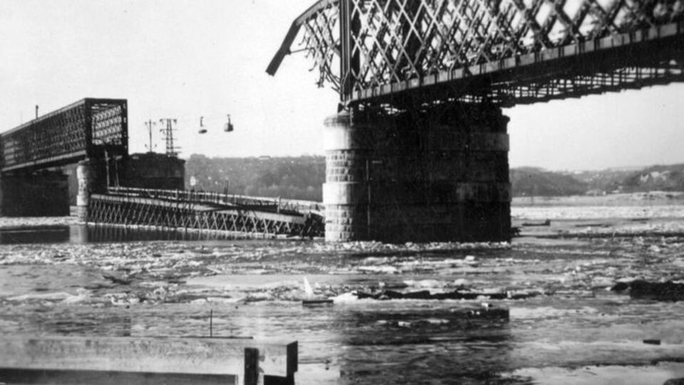 Разрушенный железнодорожный мост через Днепр. 1942 год