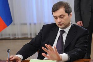 Хакерам удалось добраться не только до почты самого Суркова, но и взломать ящик его помощницы